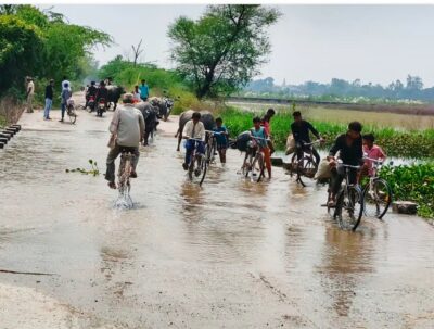 KAIMGANJ NEWS गंगा की चढ़ती धार ने बढ़ाई तराई की टेंशन, खेत डूबे तो घरों में घुसा पानी; बूढ़ी गंगा पुलिया पर मछलियां पकड़ने उमड़ी भीड़ Picsart 26 09 09 14 53 06 667