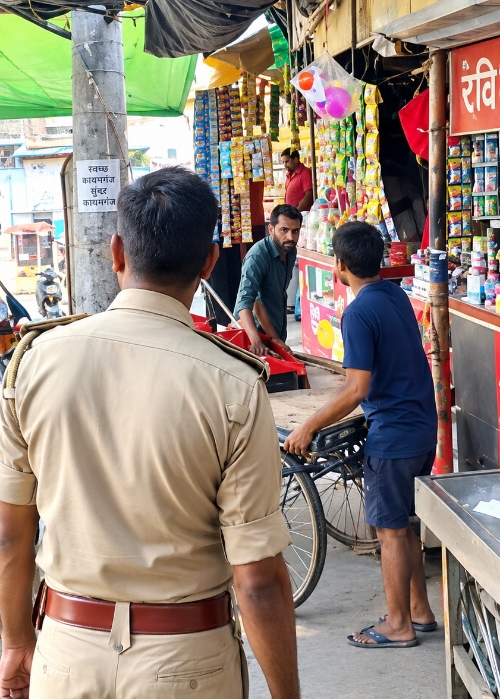 KAIMGANJ NEWS अतिक्रमण पर चला पुलिस का डंडा, यात्री प्रतीक्षालय को मिली आजादी Picsart 26 09 17 15 36 39 648