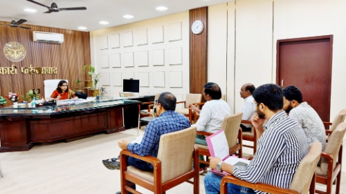 Farrukhabad news बाढ़ और बारिश से छलनी हुईं फर्रुखाबाद की सड़कें: DM अंकुर लाठर का अफसरों को दो टूक फरमान—'तुरंत बनाएं कार्ययोजना, लापरवाही पर नपेगी गर्दन Picsart 26 09 21 17 30 00 255
