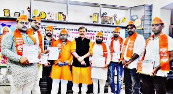 Farrukhabad news व्यापारियों की आवाज बनेगी नई युवा ब्रिगेड: फर्रुखाबाद में युवा उद्योग व्यापार मंडल की नई कार्यकारिणी का ऐलान, विवेक बने युवा जिलाध्यक्ष Picsart 26 09 23 11 49 39 356
