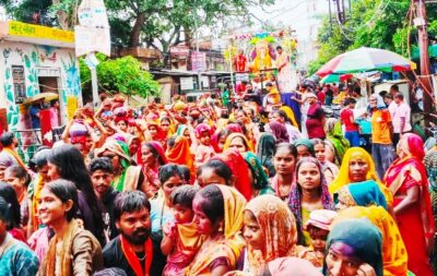 KAIMGANJ NEWS बरसते बादलों के बीच गूंजा 'गणपति बप्पा मोरिया', कायमगंज में 36 से ज्यादा प्रतिमाओं का भू-विसर्जन; 15 फीट ऊंची मटकियां फोड़ युवाओं ने दिखाया दम Picsart 26 09 25 19 14 50 508