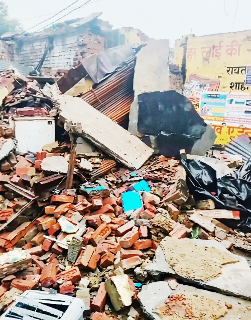 KAIMGANJ NEWS कायमगंज में बारिश के बीच भरभराकर गिरी 70 साल पुरानी मिठाई की दुकान: भाजपा नेता पर जबरन ढहाने का संगीन आरोप, लाखों का नुकसान Picsart 26 09 26 14 23 14 009