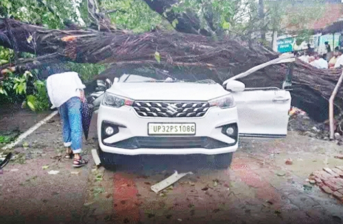 Uttar Pradesh news कुदरत का 'जल-तांडव': 46 घंटे से थमी नहीं आसमानी आफत, यूपी में हाहाकार; 16 लाशें बिछीं, 32 जिले जलमग्न Picsart 26 09 26 16 40 33 660
