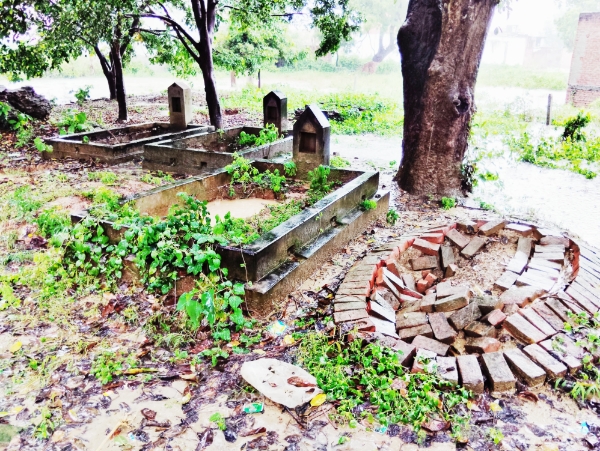 KAIMGANJ NEWS कायमगंज में कुदरत का कहर: जिंदा ही नहीं, मुर्दों पर भी आफत! बारिश के सैलाब में धंसीं कब्रें, ईंटें बिखरीं Picsart 26 09 26 16 57 04 458