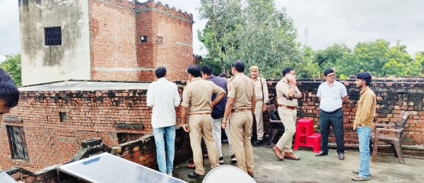 KAIMGANJ NEWS खौफनाक मंजर: भरभराकर झुक गई दो मंजिला इमारत, चीख-पुकार के बीच जान बचाकर भागे बाशिंदे Picsart 26 09 27 20 10 38 583