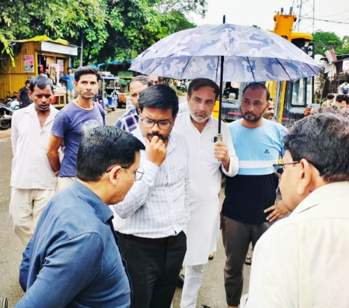 KAIMGANJ NEWS शर्मनाक: मय्यत कंधे पर और कब्रिस्तान में दरिया! अंतिम विदाई में सिस्टम ने रुलाया, अफसरों के फूले हाथ-पांव Picsart 26 09 27 22 00 30 649