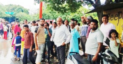 KAIMGANJ NEWS शर्मनाक: मय्यत कंधे पर और कब्रिस्तान में दरिया! अंतिम विदाई में सिस्टम ने रुलाया, अफसरों के फूले हाथ-पांव Picsart 26 09 27 22 03 25 887