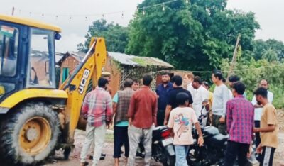KAIMGANJ NEWS शर्मनाक: मय्यत कंधे पर और कब्रिस्तान में दरिया! अंतिम विदाई में सिस्टम ने रुलाया, अफसरों के फूले हाथ-पांव Picsart 26 09 27 22 04 22 469