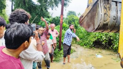 KAIMGANJ NEWS कायमगंज में ‘जलप्रलय’: 8 फीट गहरे पानी में डूबी व्यापारियों की जिंदगी, सिस्टम की नाकामी से पितौरा-कुबेरपुर में मची त्राहि-त्राहि! Picsart 26 09 28 00 21 00 605