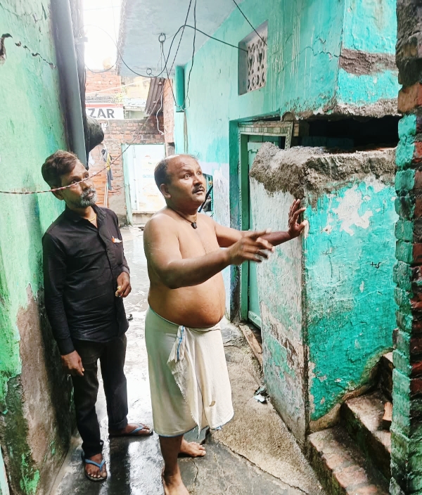 KAIMGANJ NEWS आसमानी आफत: नींव कटी, धंसी जमीन... बेवा के आशियाने पर मंडराया मौत का साया! Picsart 26 09 29 05 59 10 538