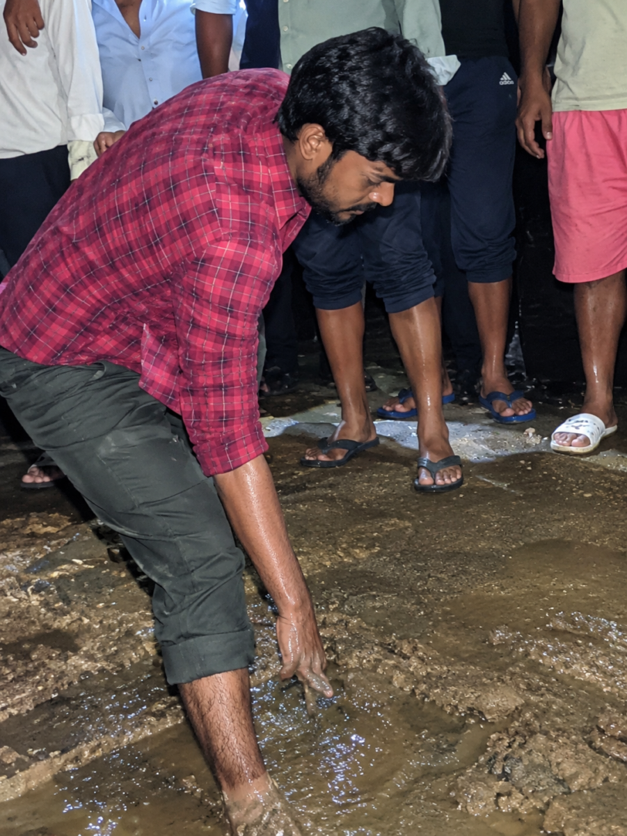 KAIMGANJ NEWS पानी की निकासी के लिए काटा रास्ता, तेज बहाव से ग्रामीण का घर जलमग्न: कुंआ खेड़ा में जलभराव से परेशान ग्रामीणों ने मोड़ा पानी; परिवार को सड़क किनारे लेनी पड़ी शरण file 00000000669081f58f61912de45950b7