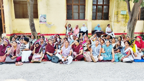 KAIMGANJ NEWS आर-पार के मूड में आशा बहुएं: मानदेय में वृद्धि न होने पर कार्य बहिष्कार का ऐलान, 5 अक्टूबर को लखनऊ कूच की तैयारी! Picsart 26 10 01 16 14 15 840